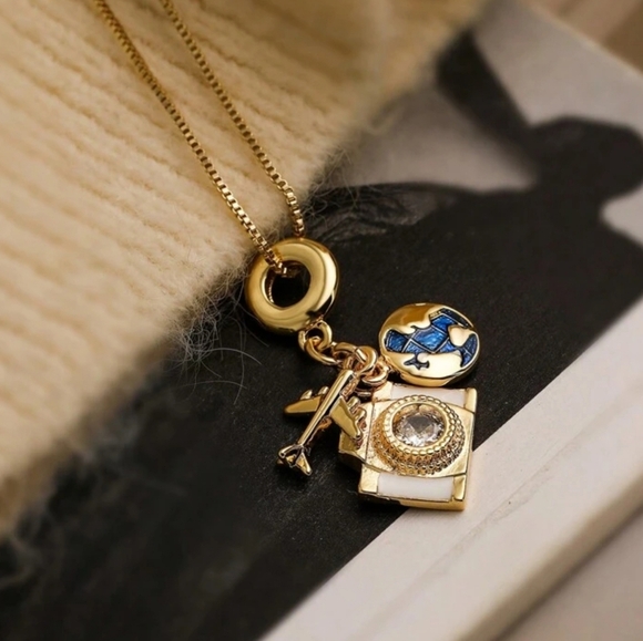 ‼️NEW IN‼️Vintage Camera Necklace🔥 - Picture 3 of 7